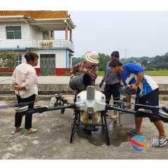 科技助农“飞”入田间 湘乡无人机飞防作业护航晚稻丰产