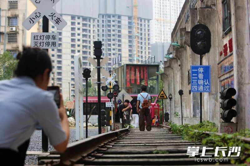 市民在铁轨上拍照。