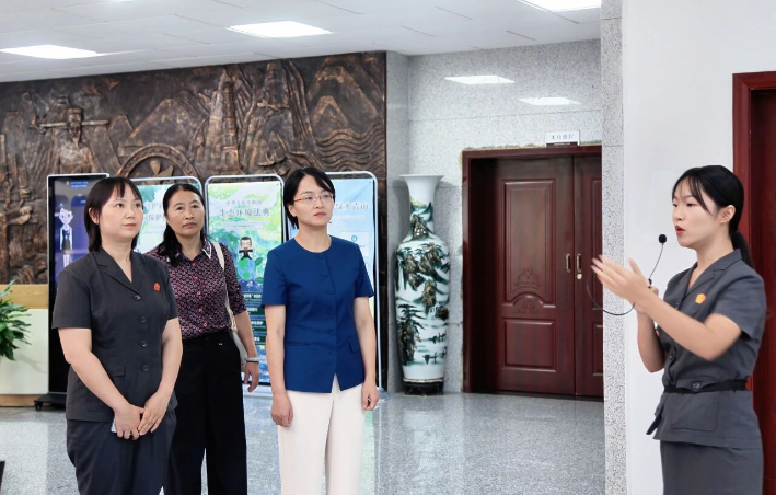 张家界:田晶赴武陵源区法院调研