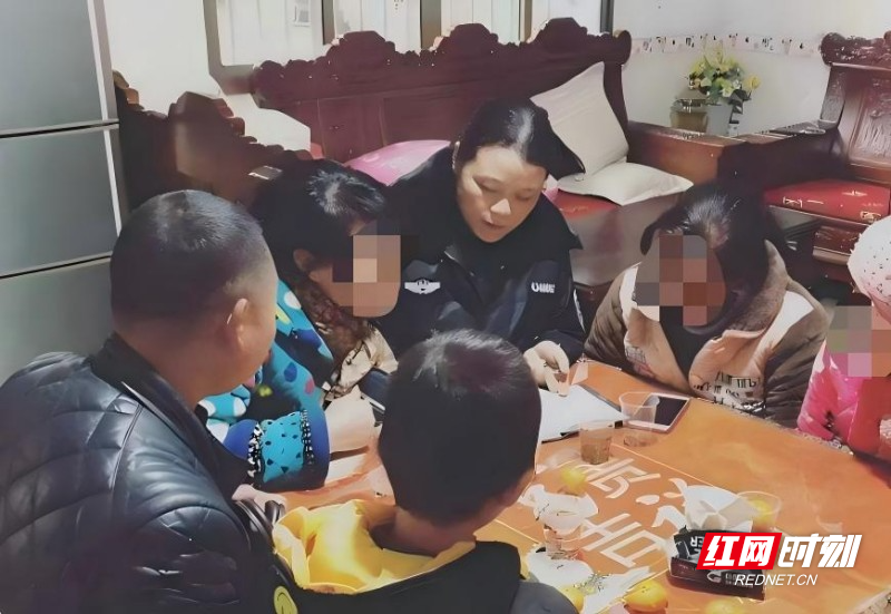 梁小平到村里调查取证.jpg