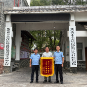 商标侵权零容忍 执法维权显担当——永定区市场监管局快速查处一起商标侵权案获赠锦旗