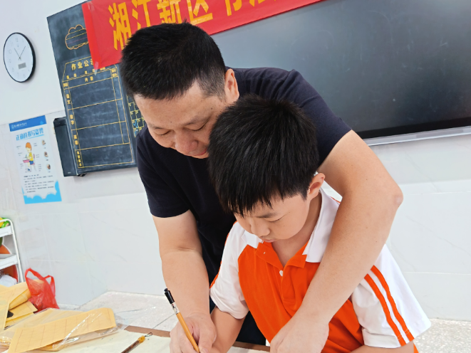 墨香润校园！书法家进校为小学生启蒙书法