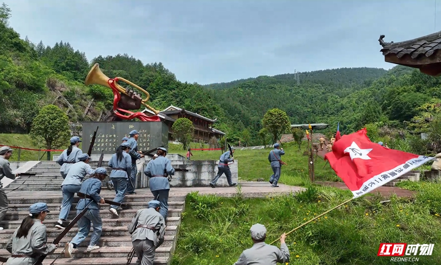 湖南张家界:88人团队走进桑植红军体验园沉浸式重走长征路