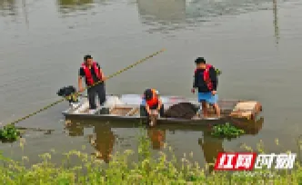 大通湖区千山红镇：清理废弃渔具 守护一江碧水