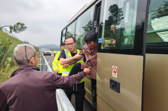 大巴车故障40余人滞留高速 湖南高速湘潭分公司湘乡南管理所快速响应
