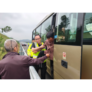 大巴车故障40余人滞留高速 湖南高速湘潭分公司湘乡南管理所快速响应