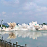 旧桥光荣谢幕、新桥阔步启航,道县潇水大桥老桥精准爆破拆除