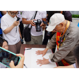 101岁抗战老兵留下手模 芷江受降纪念馆获赠《警世钟》