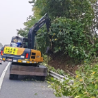 长沙干杉路产养护管理所:边坡“美颜”除杂草 安全护航保畅通