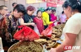 2026农博会丨米糠、茶壳熏出正宗农家味 “水府”火焙鱼受追捧