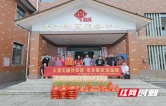 石峰区龙头铺街道龙升社区联合爱心企业开展困难群众慰问活动