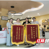 锦旗致谢暖人心 柔性调解守护未成年人健康成长