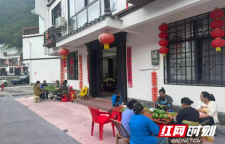 吉首市矮寨镇：安置区里做起仿真花 库区移民家门口挣上钱