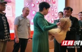 老红军后人向龙山县捐赠60件革命文物