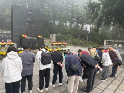缅怀先烈守初心 永定区南正社区党员赴贺龙公园开展纪念活动