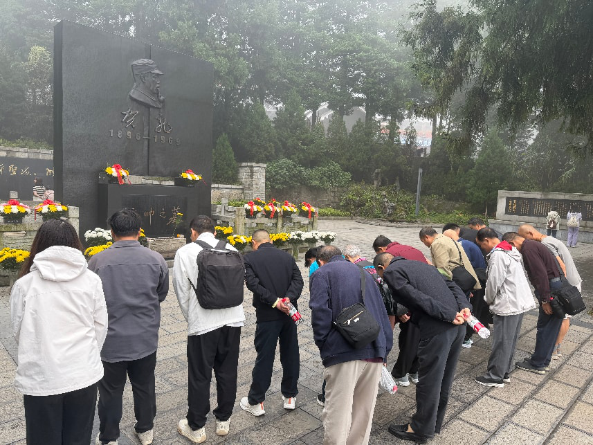 缅怀先烈守初心 永定区南正社区党员赴贺龙公园开展纪念活动