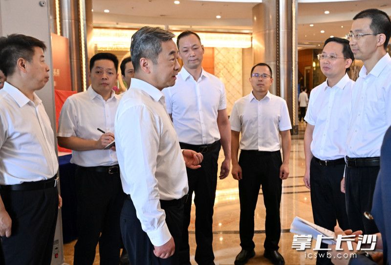 陈竞在代表驻地调研。均为长沙晚报全媒体记者 王志伟 摄
