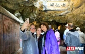 俄罗斯媒体网红代表团造访张家界黄龙洞景区