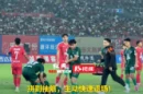 视频丨动容瞬间！益阳队27号肖劲光拼到抽筋，手撑地面快速退场