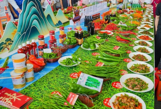 创纪录！120位大厨用120种辣椒炒了120道辣椒炒肉