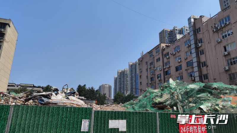 曙光798地块部分区域已经拆除，围挡内可见堆积的废墟。