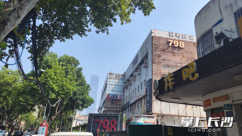 曾经的曙光798已经被围挡圈住进行拆除，将为主城区带来一宗面较大、地段优的地块。 均为长沙晚报全媒体记者孙占锋摄