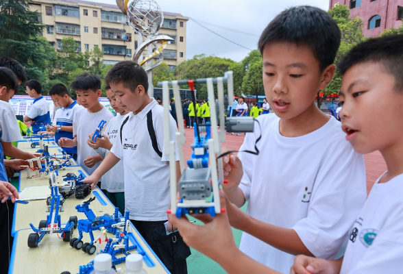 镜头下的苗乡少年：探索科学时，他们眼里有光