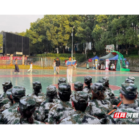 军训场上忆初心！湘南学院新生聆听 “半条被子” 故事