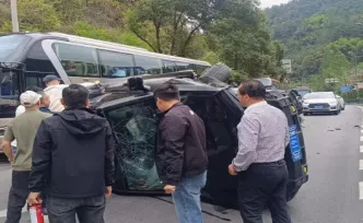 张家界这场救援刷屏了！中外游客合力营救被困老人