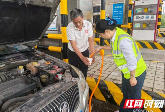 私家车“开锅”滞留收费站 志愿者暖心解困