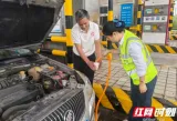 私家车“开锅”滞留收费站 志愿者暖心解困