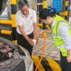 私家车“开锅”滞留收费站 志愿者暖心解困