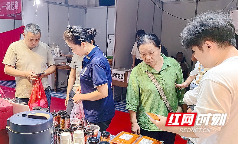 2026农博会丨“湘时惠”系列下饭菜受热捧 彩椒、贡菜成“爆款”