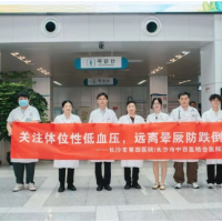 起身眼前发黑不是“体虚”！一场义诊纠正体位性低血压误区