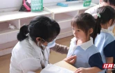 君山区卫健局牵头走进柳林洲小学开展“五健”筛查 护航儿童青少年健康成长