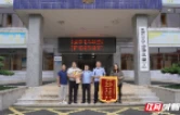 常德鼎城：一场和航班的赛跑 交警开道为旅客抢出登机时间