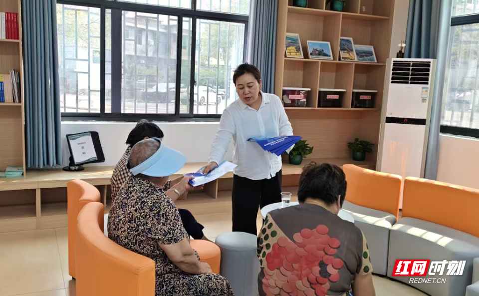 龙潭村村干部向村内老人普及网络安全知识.jpg