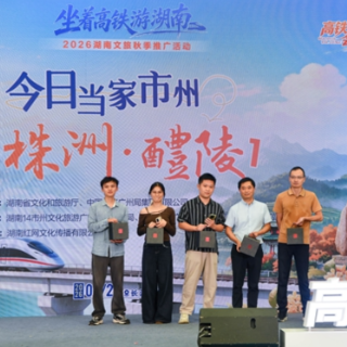 人手一件醴陵瓷!旅客拖着行李箱在长沙南站“捡瓷”