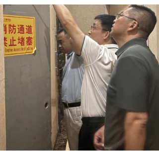 石鼓：夜查除隐患整治提质效 全力筑牢小区物业安全防线