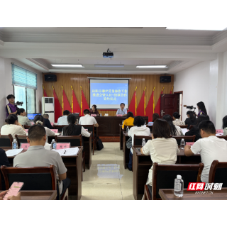 2000名岳阳阿姨去上海的路,人社和妇联一起铺