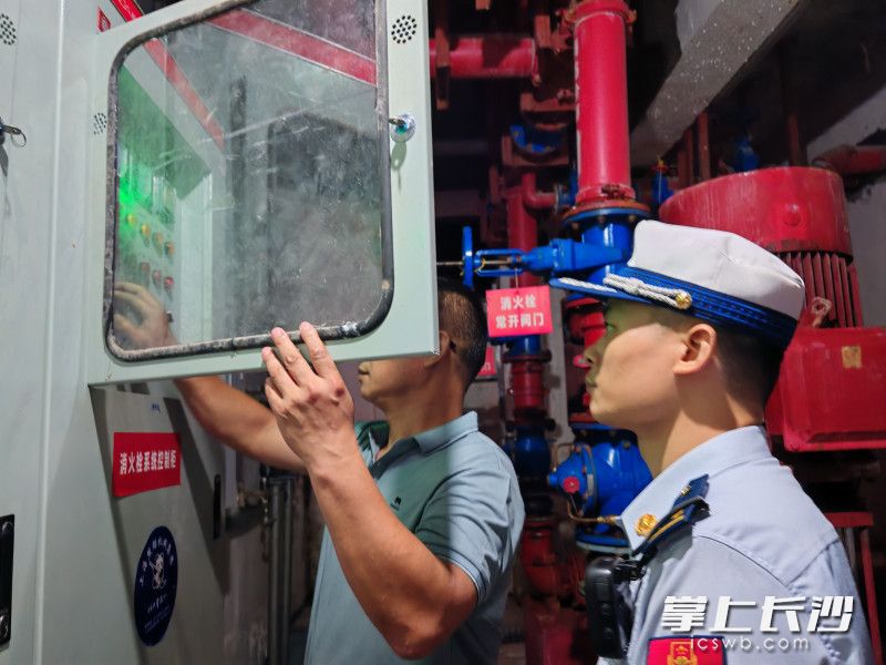 消防行政执法人员在夜查。 长沙晚报通讯员 汤淑 摄