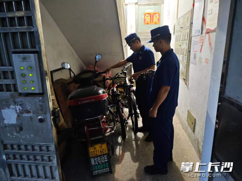 严查电动自行车违规停放充电。 长沙晚报通讯员 余娜娜 摄