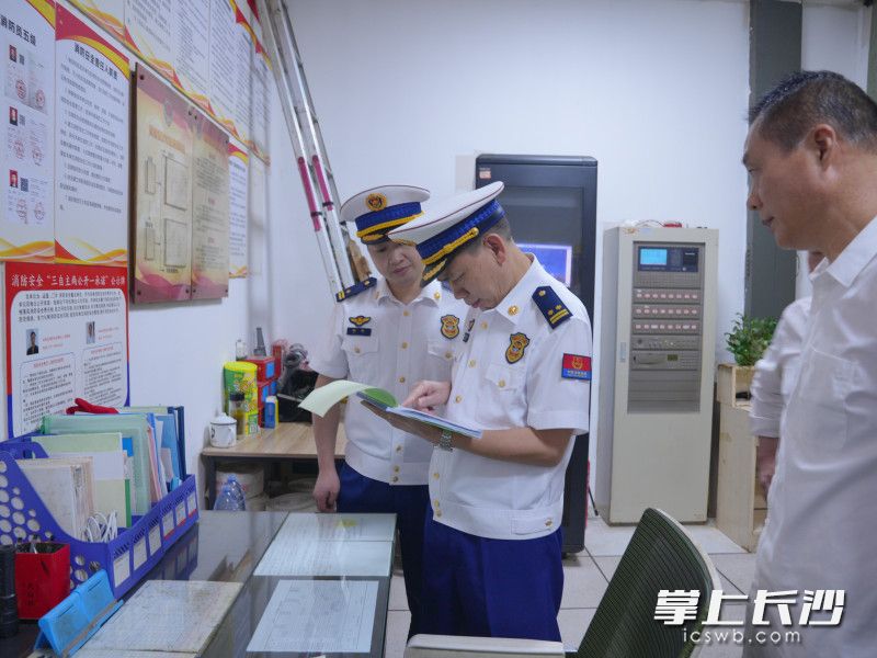 查阅日常巡查台账，聚焦消防安全。 长沙晚报通讯员 时小尧 摄