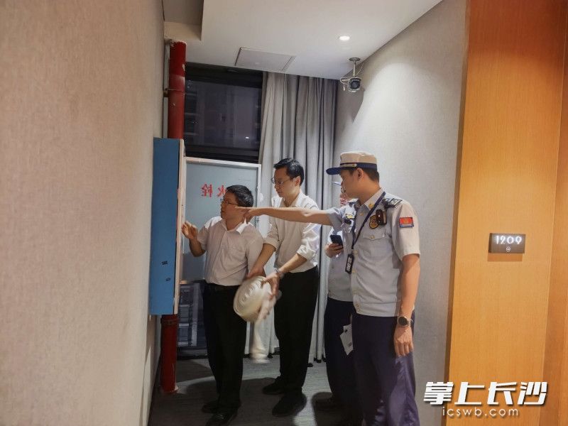 芙蓉消防在夜查。 长沙晚报通讯员 宁倩 摄