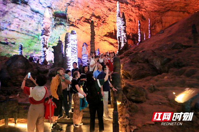 入境游热度持续攀升，张家界黄龙洞景区迎来“红九月”