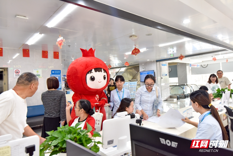 张家界市民族团结进步宣传周丨“八进” 巡回宣传走进市政务服务中心