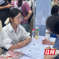 1572个岗位“职”达校门口 政校协同护航就业