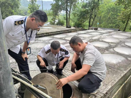 迎双节 保平安——武陵源区疾控中心开展生活饮用水专项检查