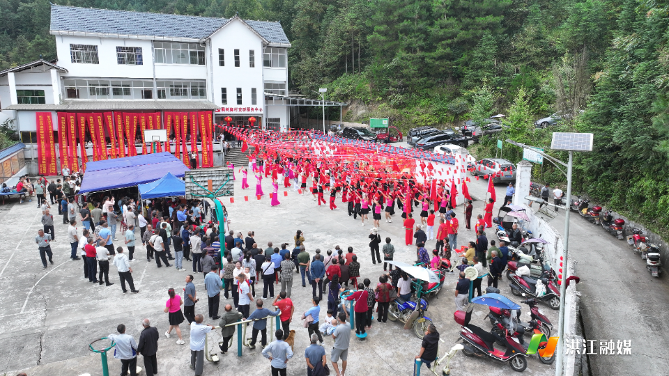 洗马乡稠树脚村举行第六届重阳暨脆柿节活动