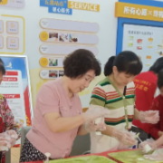南家塘社区开展“银龄芳华献华诞  金秋月圆贺国庆”活动
